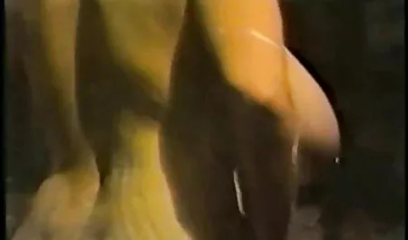Blonde getah di depan melayujanda kamera.