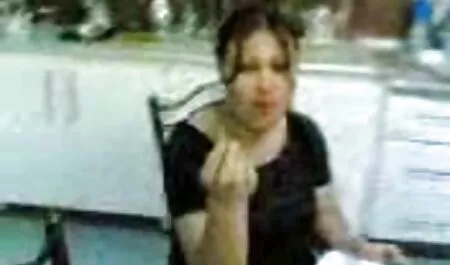 Rambut merah dengan dildo dalam sexy tetek vaginanya dan pantat di depan kamera.